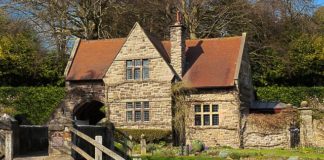 Układanie płytek na ścianie.