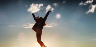 Co oznacza uniesiony mały palec podczas picia?