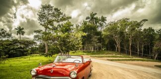 Czy po zaparkowaniu pojazdu wolno ci oddalić się od niego gdy ma włączony silnik?