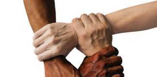 Jak prawidłowo trzymać filiżankę z kawa?