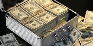 Ile miesięcznie zarabia dekarz?