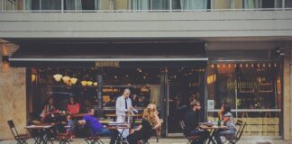 Z której strony kelner podaje kawę w filiżance?