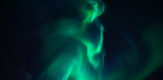 Czy uchwyt magnetyczny działa przez etui?